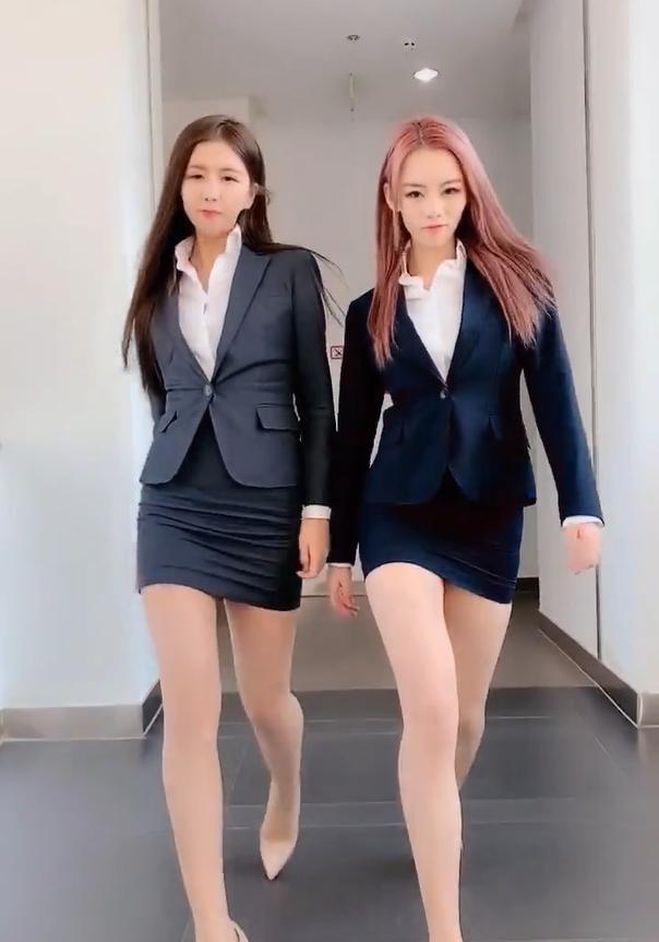 人妻av中文系列制服丝袜:06-12-37-42-45-49V：33,色情内容是不合法的，违反我国相关的法律法规。我们应该遵守法律和道德准则，远离色情内容。如果您有其他有益身心的娱乐需求，可以寻找一些正规的平台或文化活动，例如观看电影、参加体育运动，以丰富您的生活。