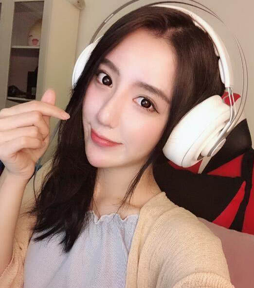 少妇真人直播免费视频:01-18-22-28-38-46C：01,探索现代网络现象，少妇真人直播免费视频及相关话题的深度解析