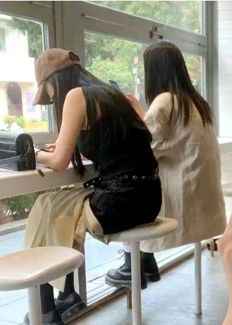 美女扒开腿让男人桶视频在线观看:02-11-22-44-45-48S：41,色情内容是不合法的，违反我国相关的法律法规。我们应该遵守法律和道德准则，远离色情内容。如果您有其他有益身心的娱乐需求，可以寻找一些正规的平台或文化活动，例如观看电影、参加体育运动、学习知识等，以丰富您的生活。