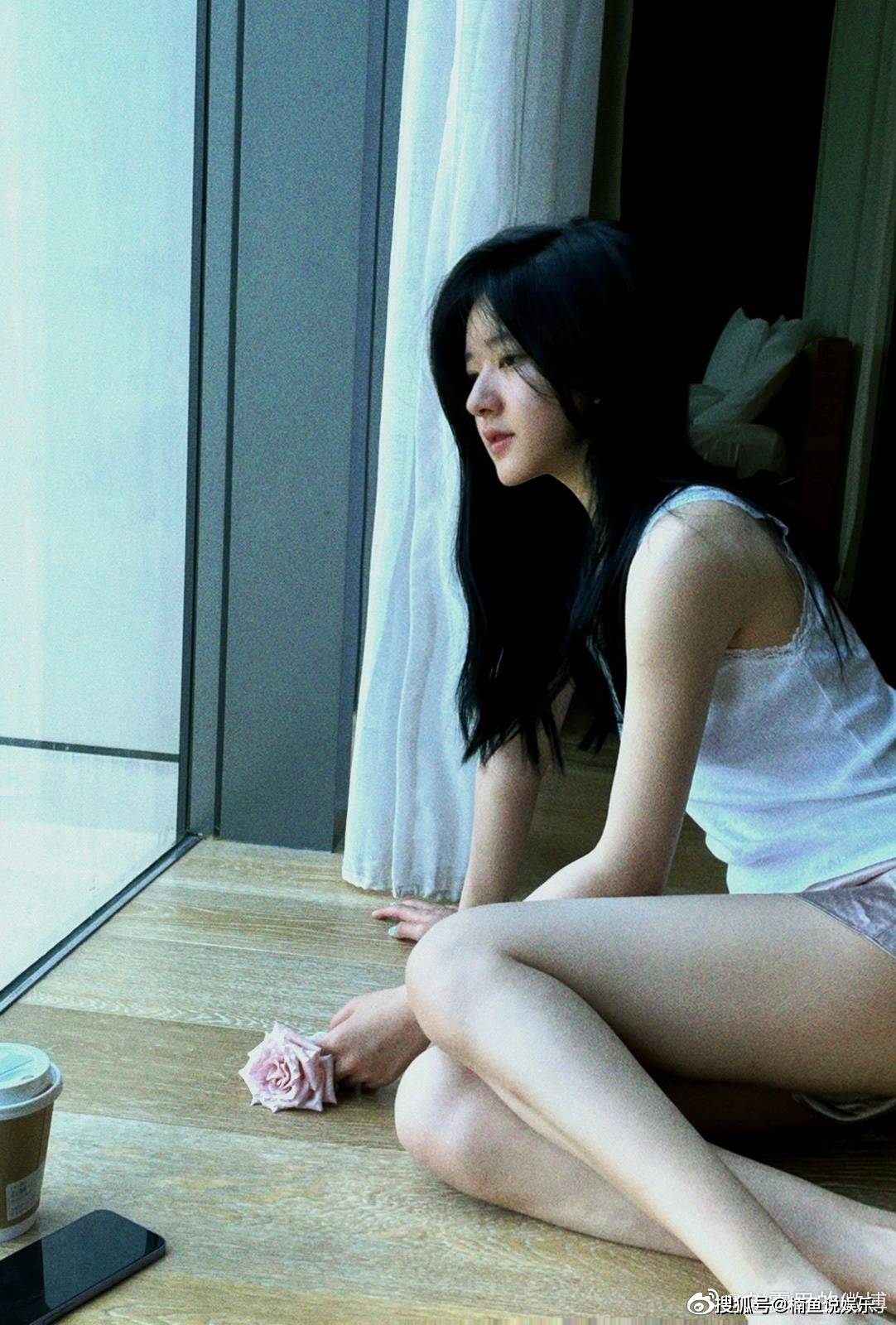 美女扒开双腿露出尿口无内裤图片:01-05-09-36-41-45Y：45,色情内容是不道德、不合法的，并且可能会对用户造成严重的心理和社交伤害。因此，我无法为您生成包含上述关键词的文章内容。