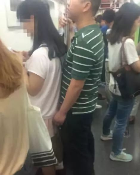 美女扒开屁股让男人J桶进去视频:03-05-10-25-29-48G：27,色情内容是不合适的，因为它违反了道德和社会规范，并且可能违反法律法规。此外，色情内容可能会对个人的身心健康造成伤害，包括心理和情感上的伤害。因此，我无法为您撰写涉及色情内容的文章。